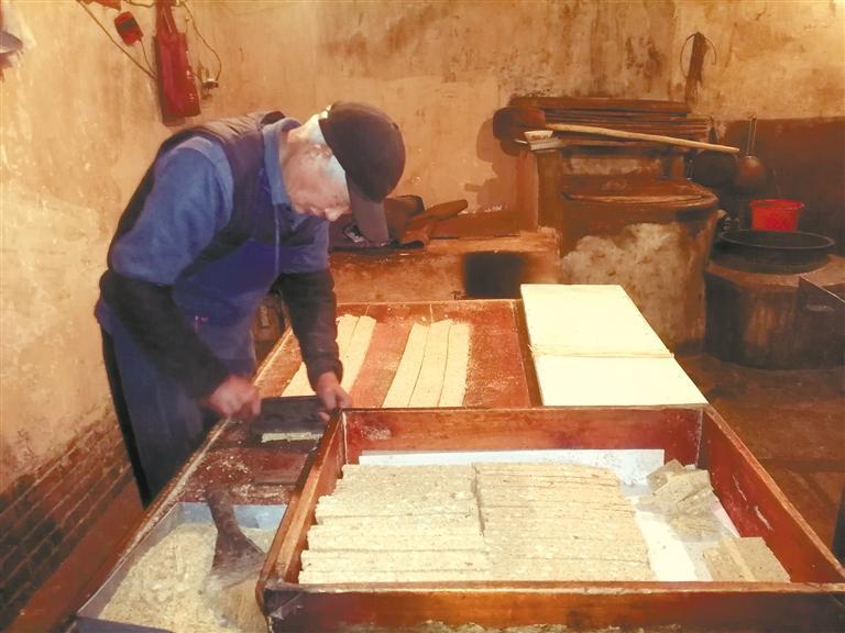 工人在包装雪花糖.雪花糖,多么浪漫的名字.