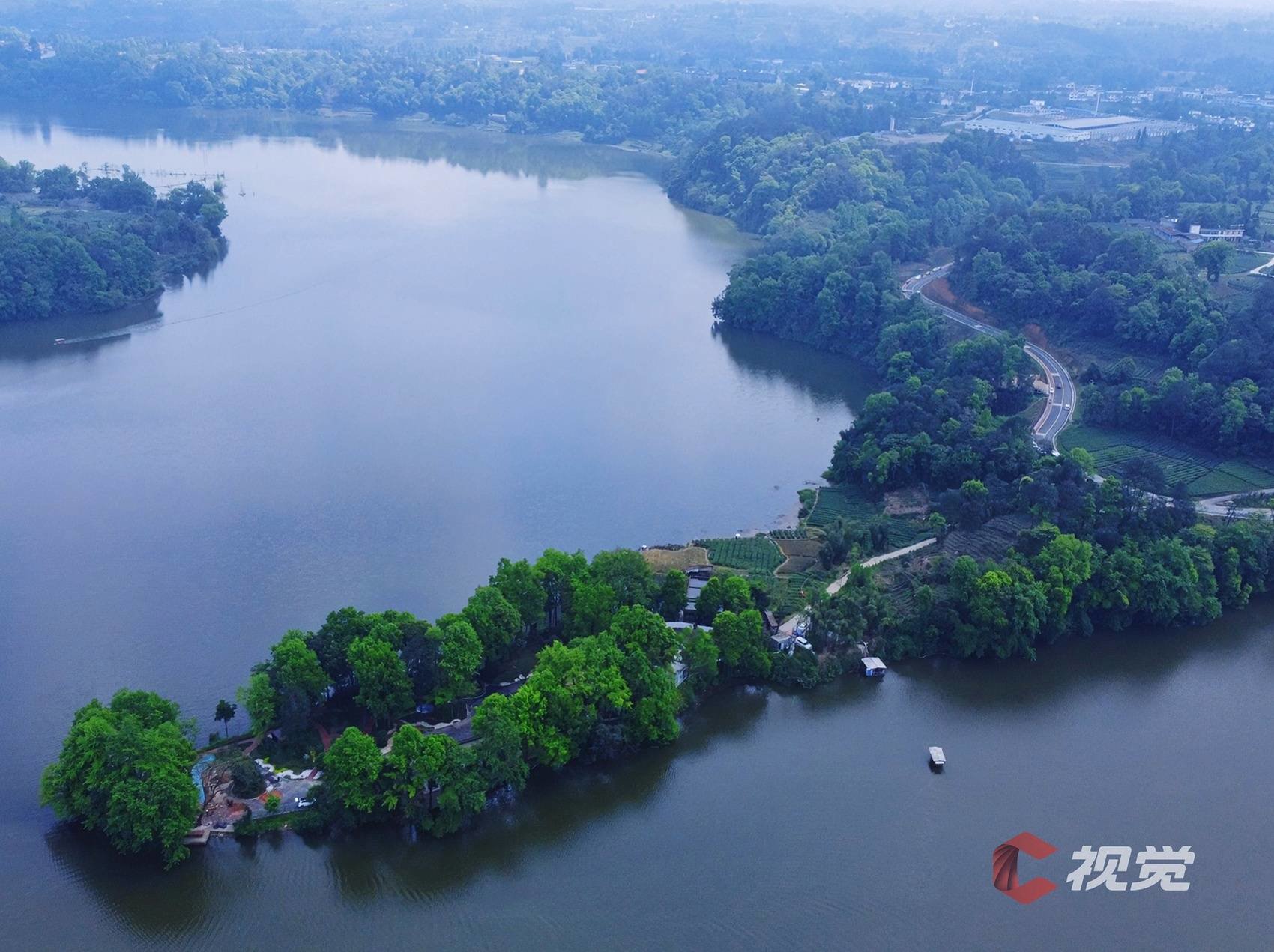 雅安百丈湖春意盎然.