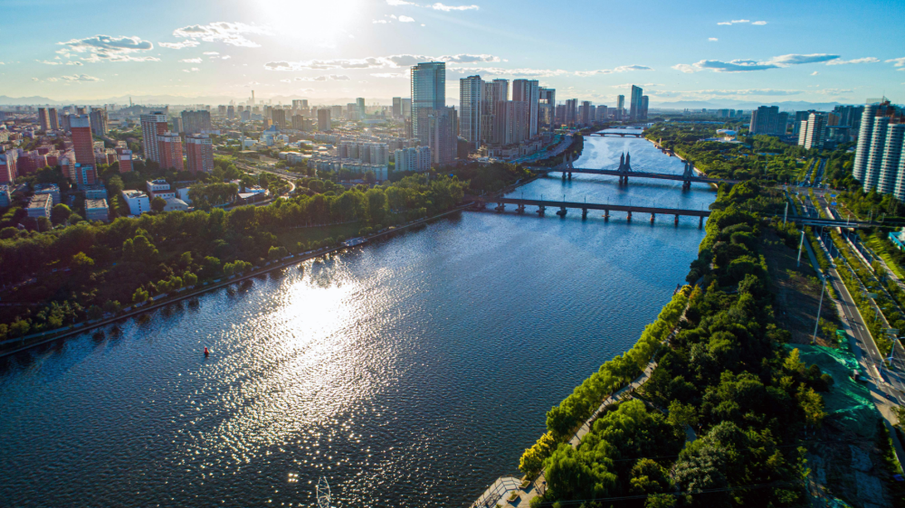 这是在北京市通州区拍摄的横跨大运河的玉带河桥.新华社发