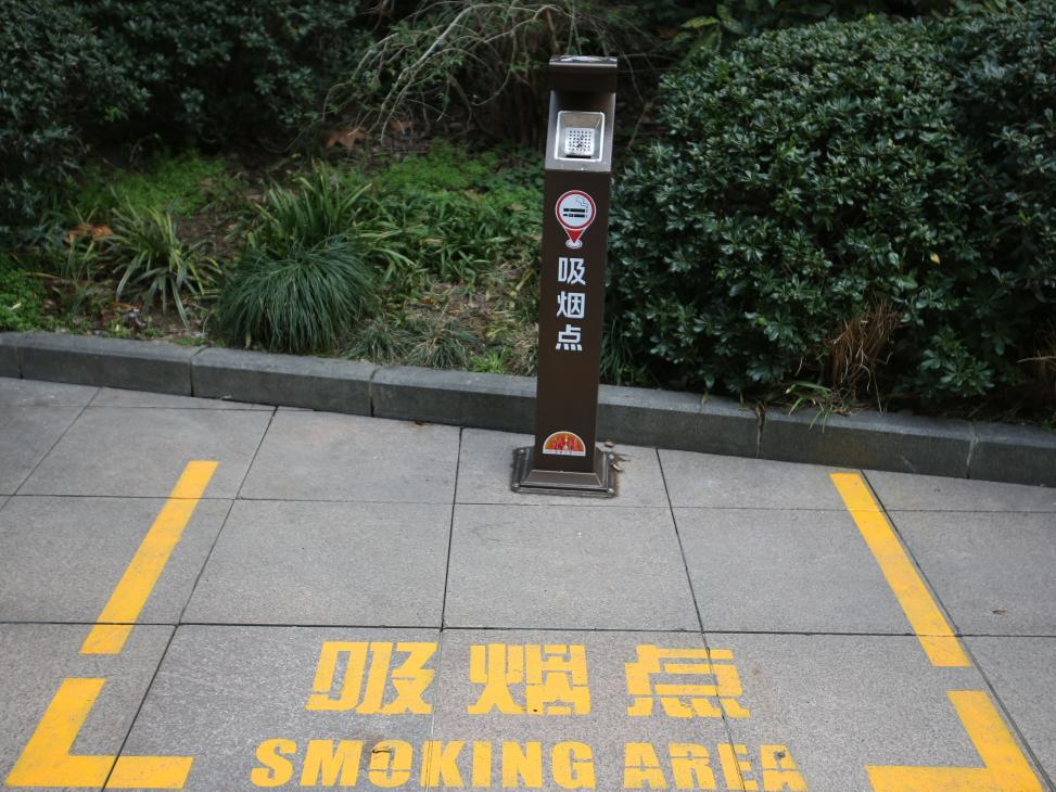在南京路步行街附近拍摄的室外吸烟点.新华每日电讯记者 辛梦晨 摄