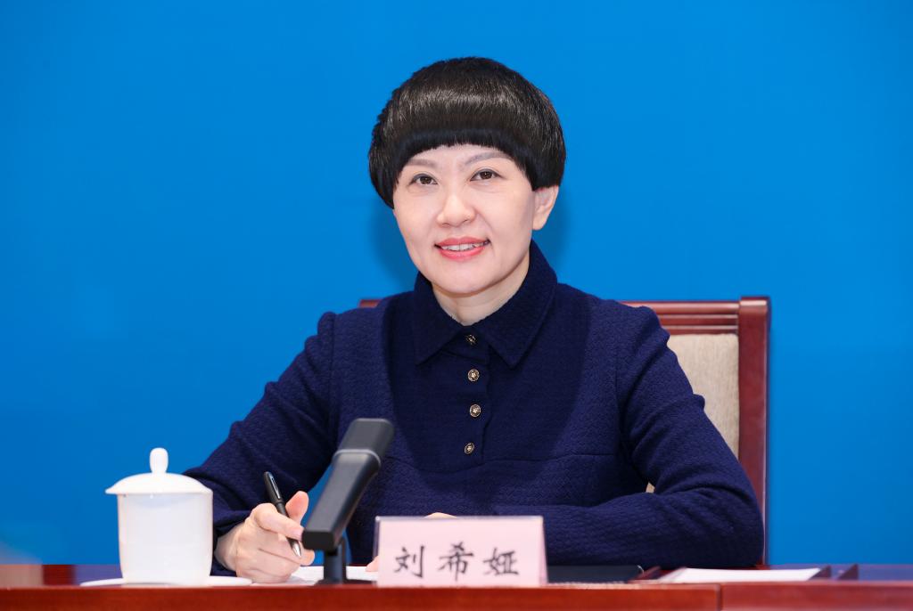 全国人大代表,重庆市九龙坡区谢家湾教育集团总校长,党委书记刘希娅