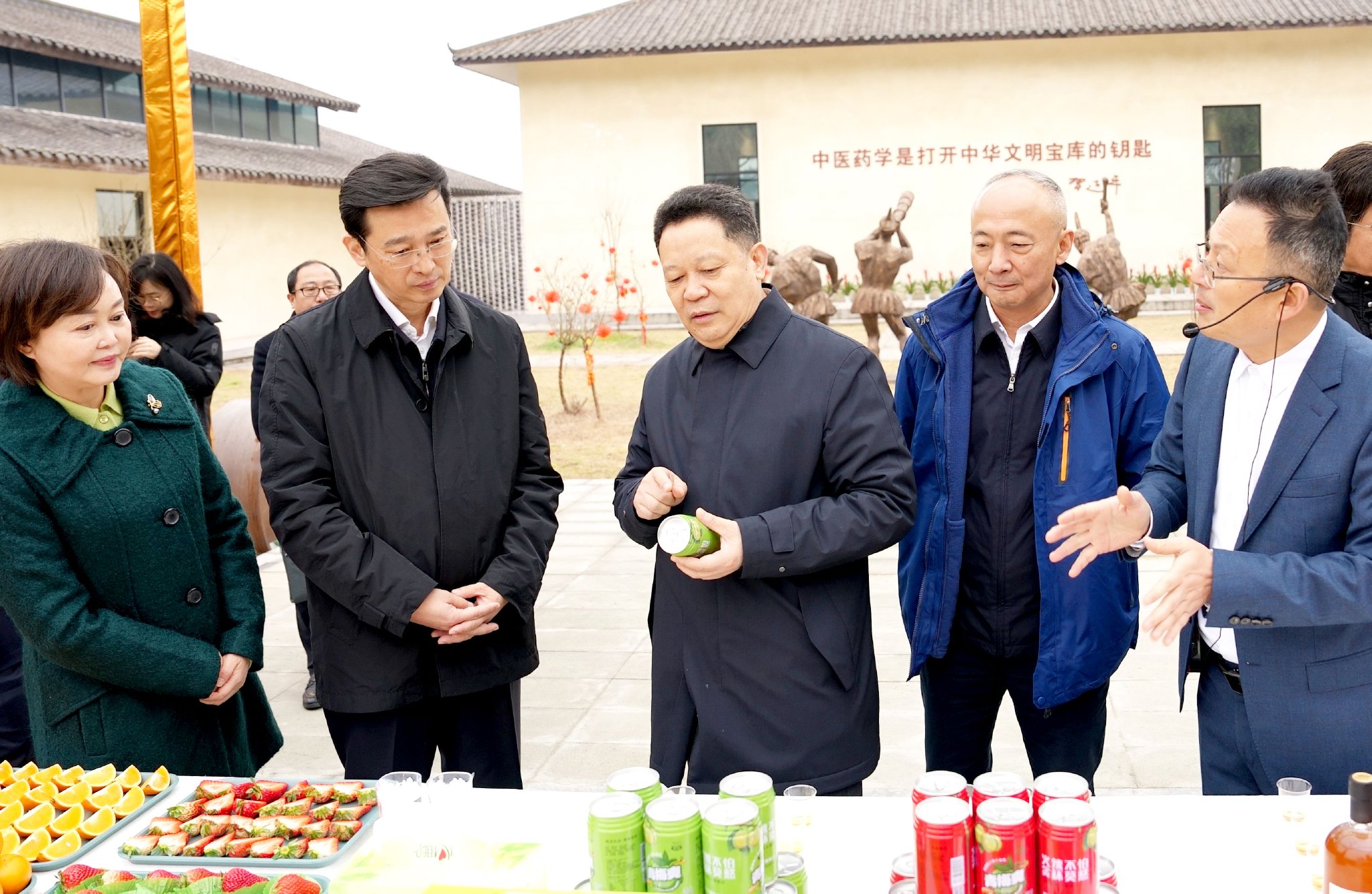 图为杨兴平(中),田兴军(右二),邵革军(左二)等参会代表在达州市中药材