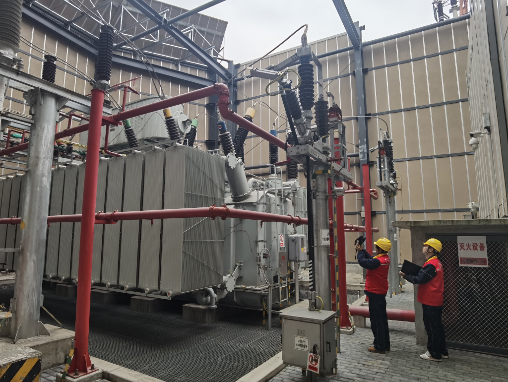 国网重庆市区供电公司运维人员对大溪沟变电站主变压器进行巡视检查