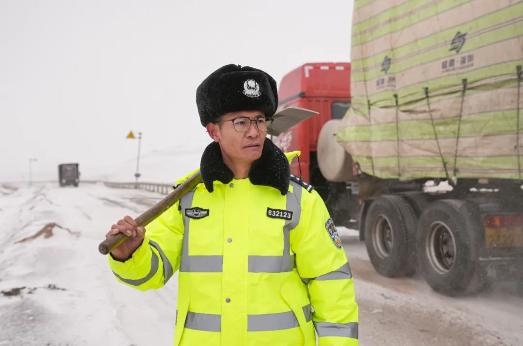安多交警大队秩序中队队长达娃云旦在冰雪路段紧盯过往车辆.