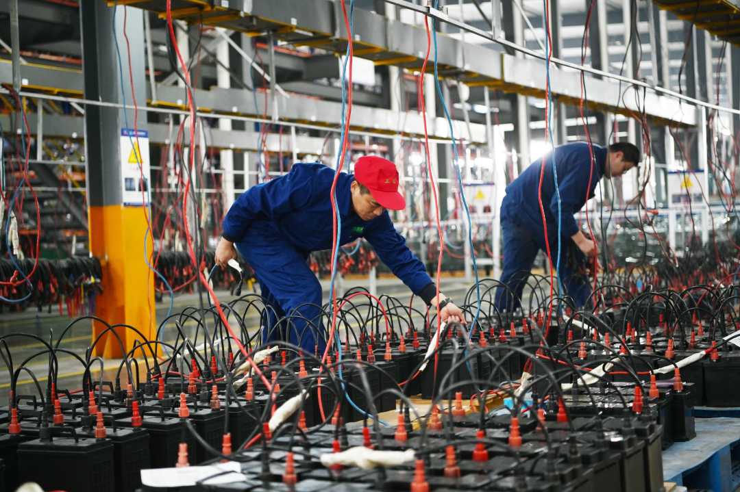河南超威正效电源有限公司组装车间,工人为汽车蓄电池补充电量.杨帆摄