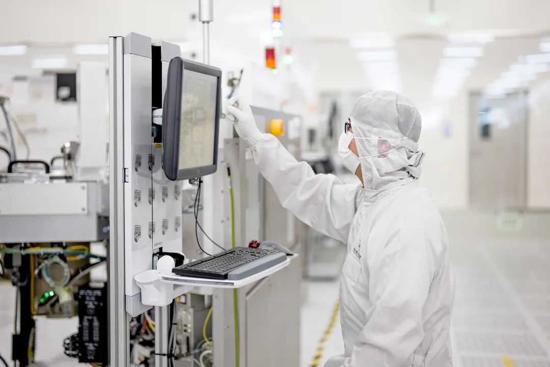 九峰山实验室科研人员开展化合物半导体的研发,检测工作.(资料图片)