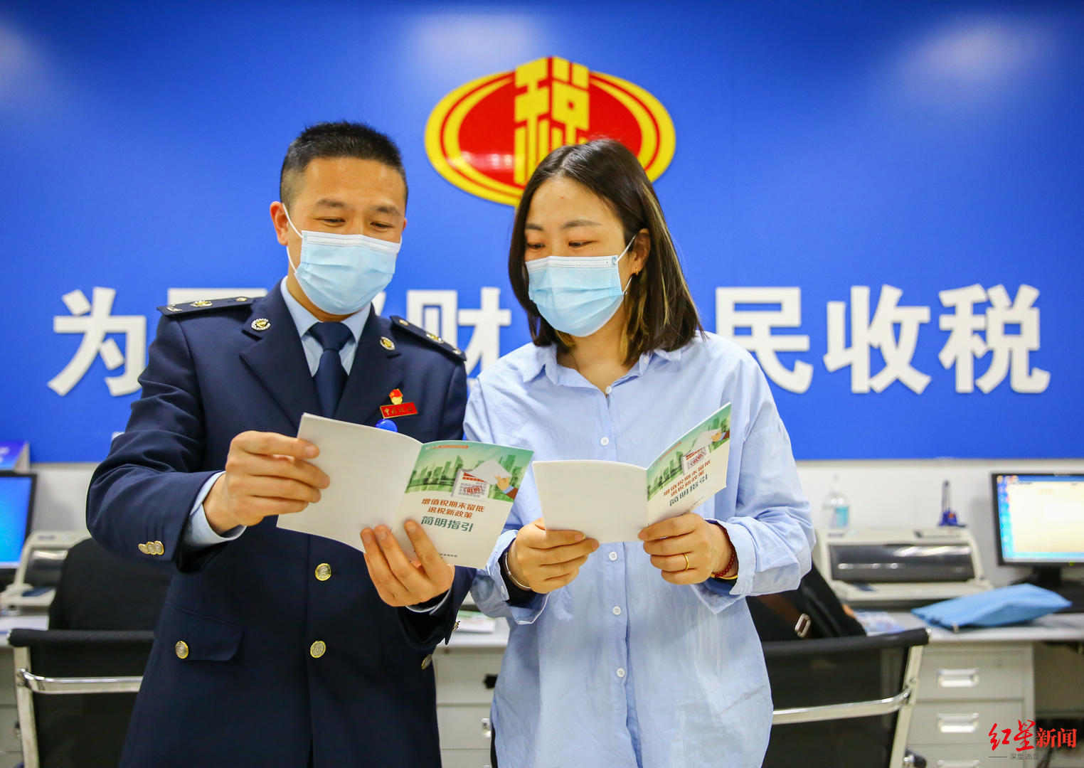 国家税务总局如皋市税务局办税服务厅工作人员正在辅导企业办理退税