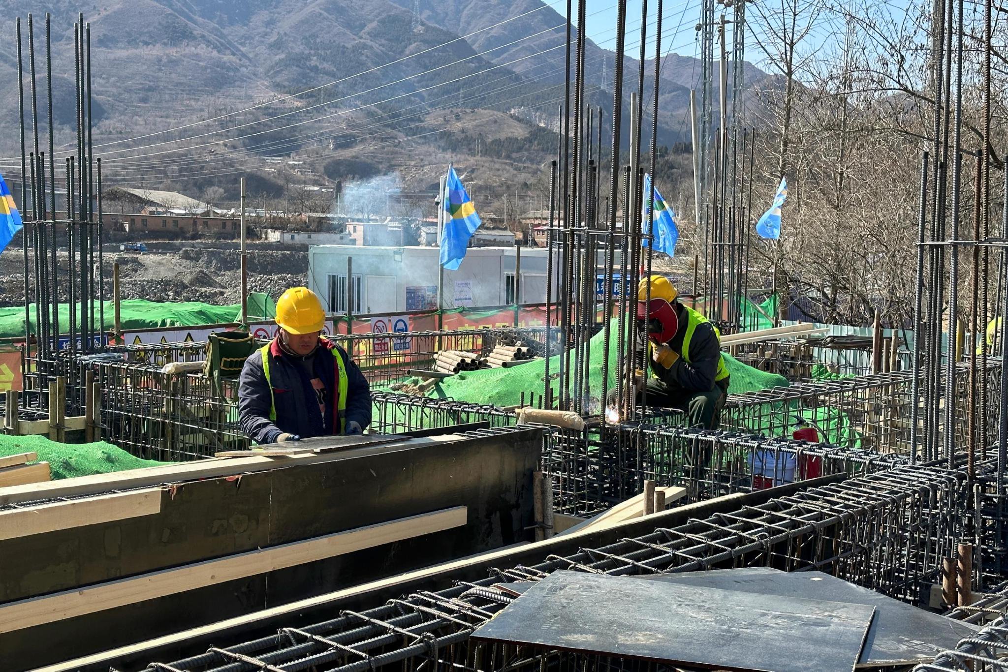 2024年3月1日,漫水河水文站恢复重建工程施工现场,工人们正在焊接钢筋