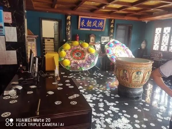 原工作单位,在大厅里摆放了上司的遗像和2个大花圈,还在地上撒满纸钱