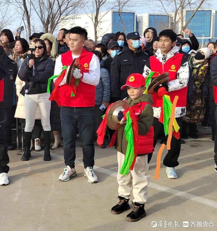 "秧歌队成员李林说,除了他爸外,他17岁的大儿子和6岁小儿子也在现场