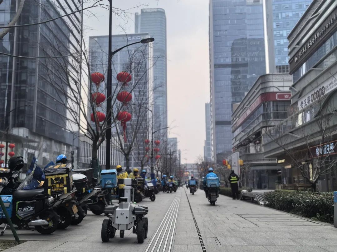 申昊科技室外巡检机器人在进行城市巡逻。（资料图片）