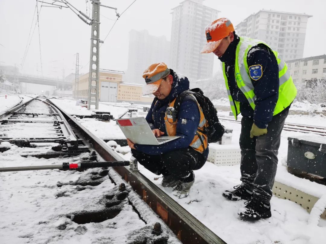 "青"暖回家路 | 龙年春运守"龙门"|春运_新浪财经_新浪网
