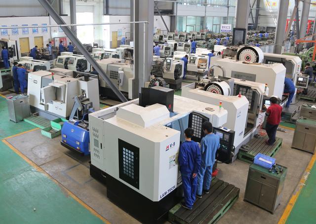 巧匠参与教学,实训和生产全过程,学生不出校园即可直接参与生产性实训