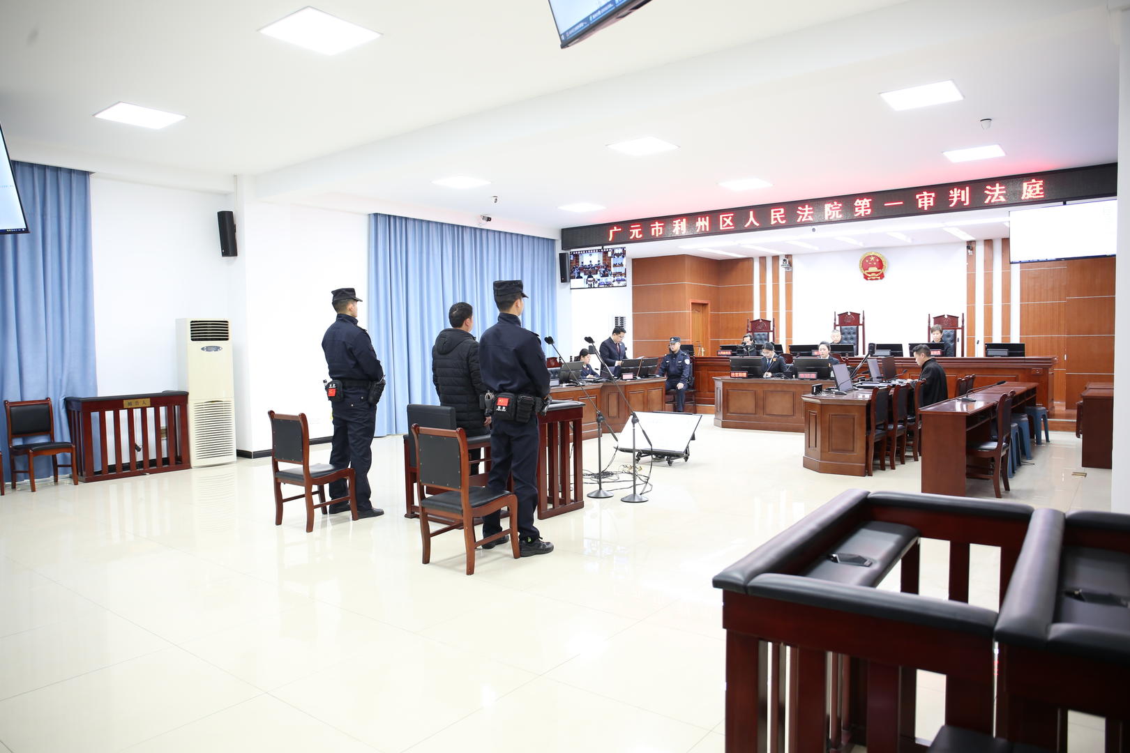 四川青川交警大队原副大队长廖军受审被控伪造证据包庇他人不受追诉