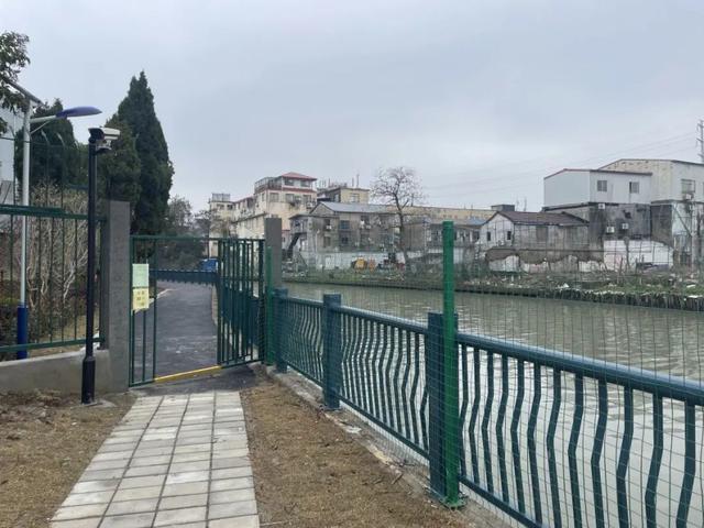 "在施工过程中,此段河道沿河整体更换为不锈钢栏杆,对河畔原有的大片
