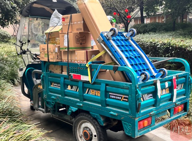 快递小哥送货上门.陈俊伶 摄