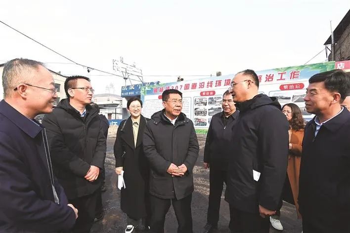 图为市委书记孙大军在307国道柳林镇雅沟村段详细了解汽修行业门前