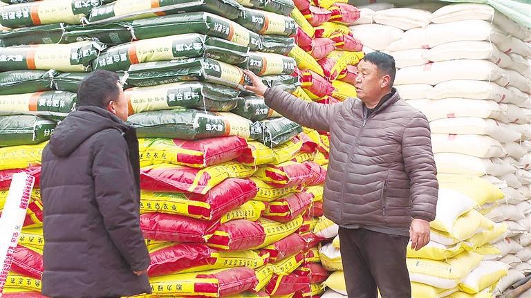 为做好春耕备耕工作,广河县积极储备化肥,地膜,农药等农资,全力开展