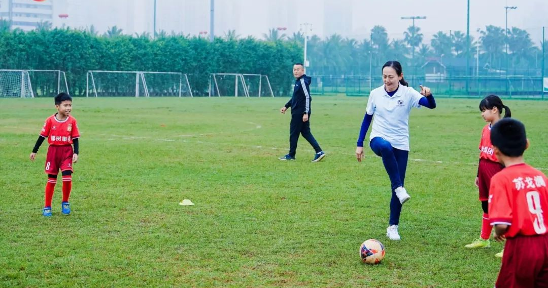 前女足国脚韦海英和海口球迷互动