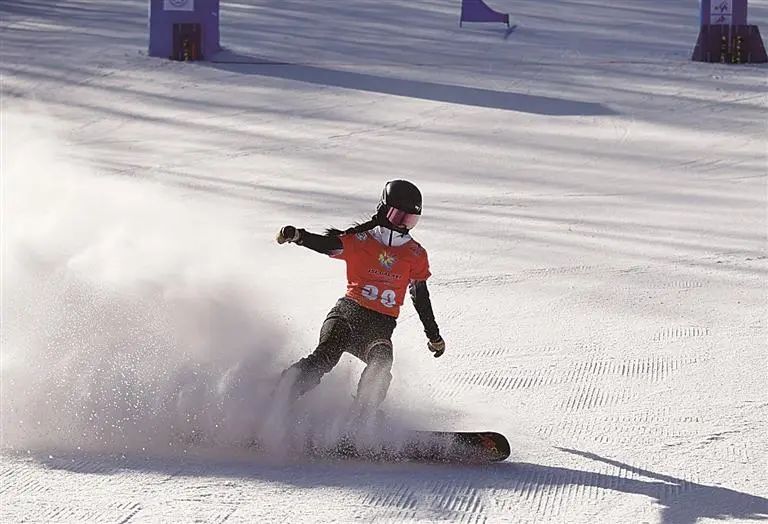 图为平行大回环女子组运动员黄玉雪冲过终点.