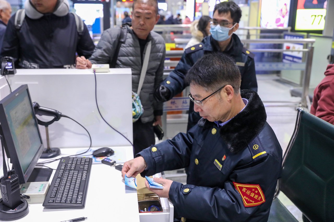 桂林站客运值班员郭银华在清点爱心服务卡.(郑长贤 摄)