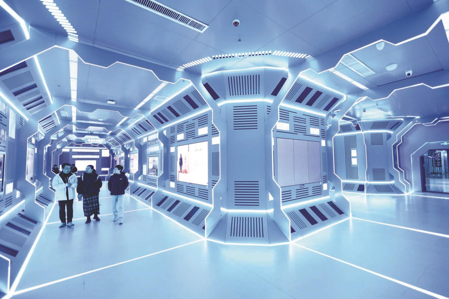 邯郸人工智能教育基地,游客们在智慧时光隧道参观.