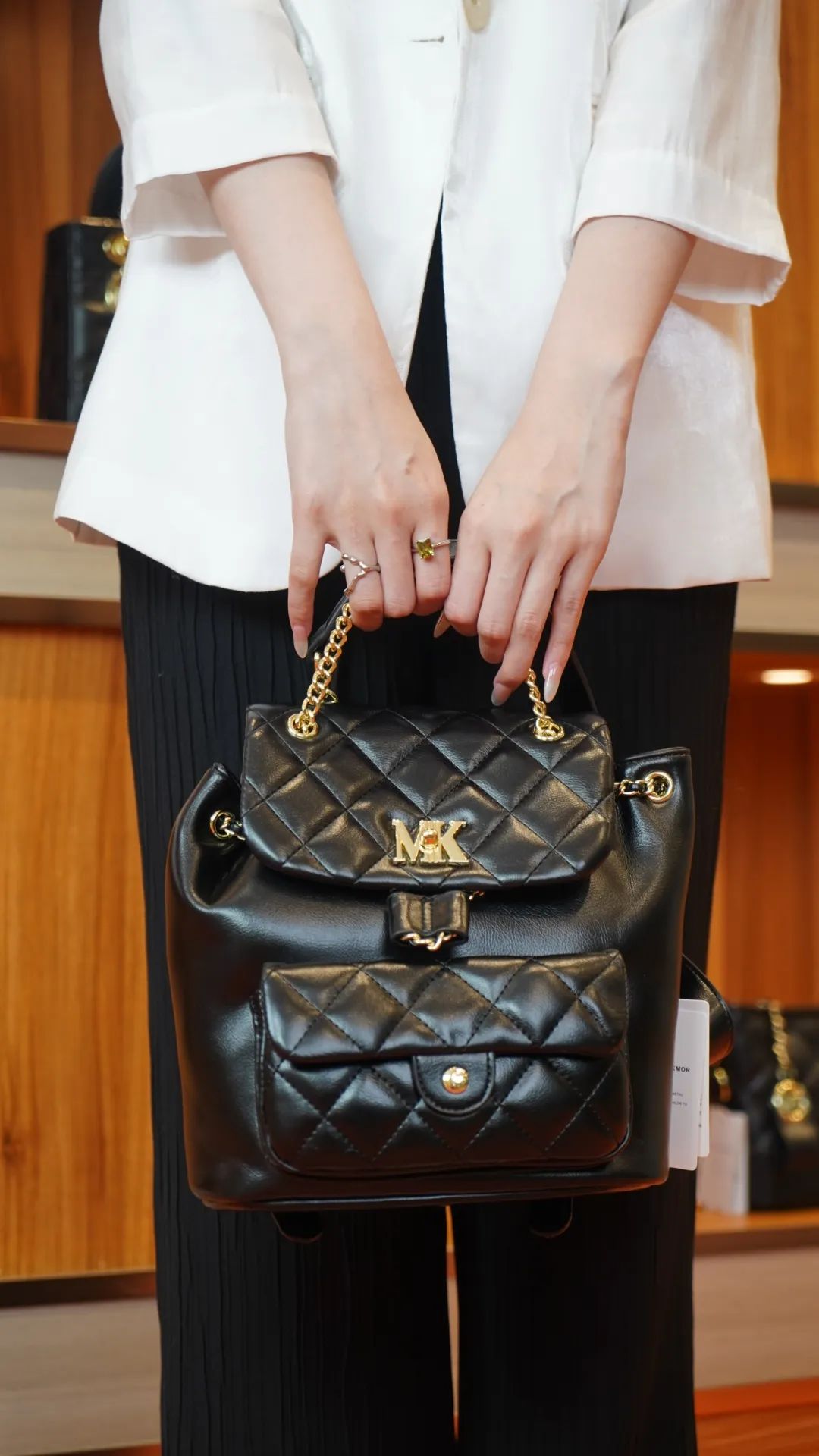 英国轻奢mk包包,女神节好礼相送,还赠送围巾 丝巾!