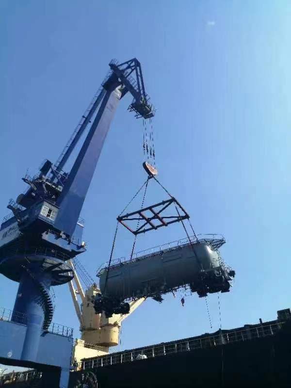 齐车公司出口韩国水泥罐车在大连港装船