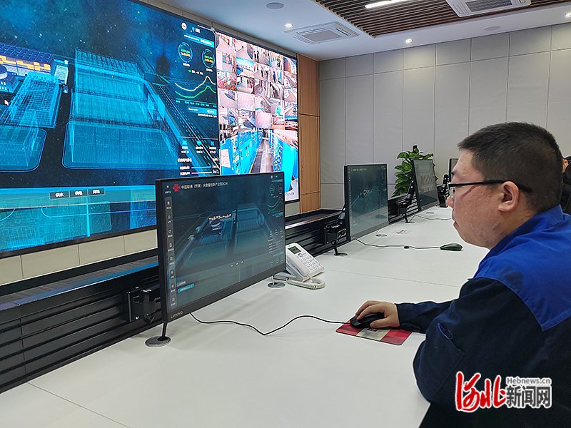 2月22日，在中国联通（怀来）大数据创新产业园总控中心，工作人员正在监测园区设备运行情况。 河北日报记者 方素菊摄