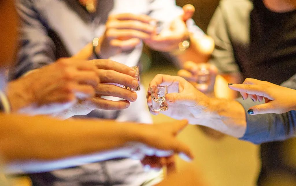 对肝脏的伤害很大,轻则引起酒精肝,重则导致肝硬化,甚至是肝癌