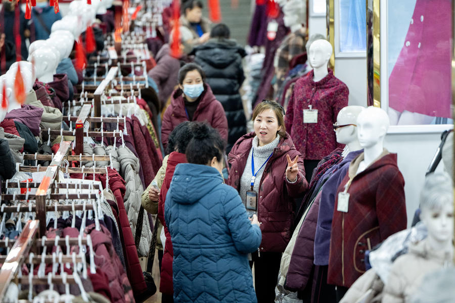 市民在一百货大楼选购衣服。（图片由CNSPHOTO提供）