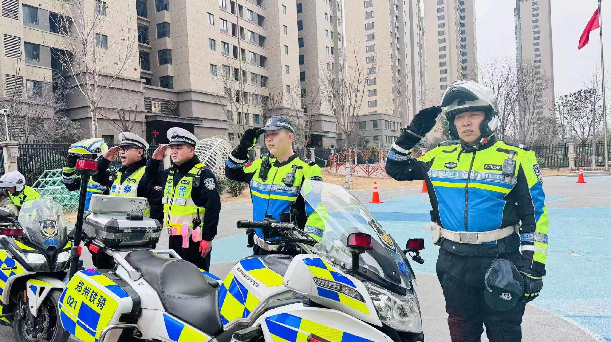 开始,交警三支队铁骑大队教官薄欣警官为各园区教师开展交通安全讲座