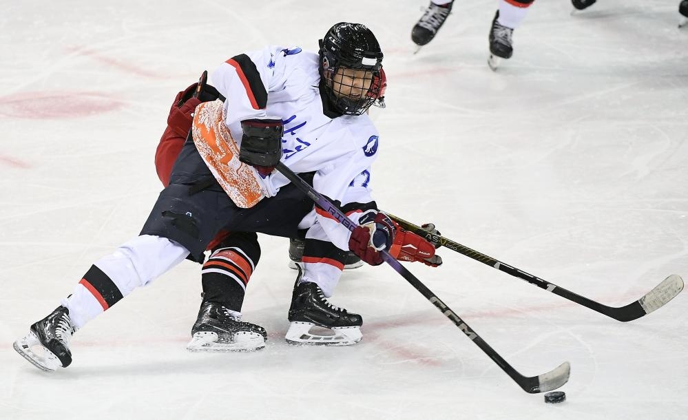 2月27日,北京队球员田博宇(前)在比赛中带球突破.