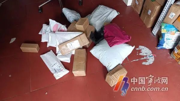 快递员将包裹随意倒在菜鸟驿站.
