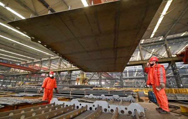 中铁山桥集团有限公司的工人在道岔生产车间工作.记者 李铎 摄