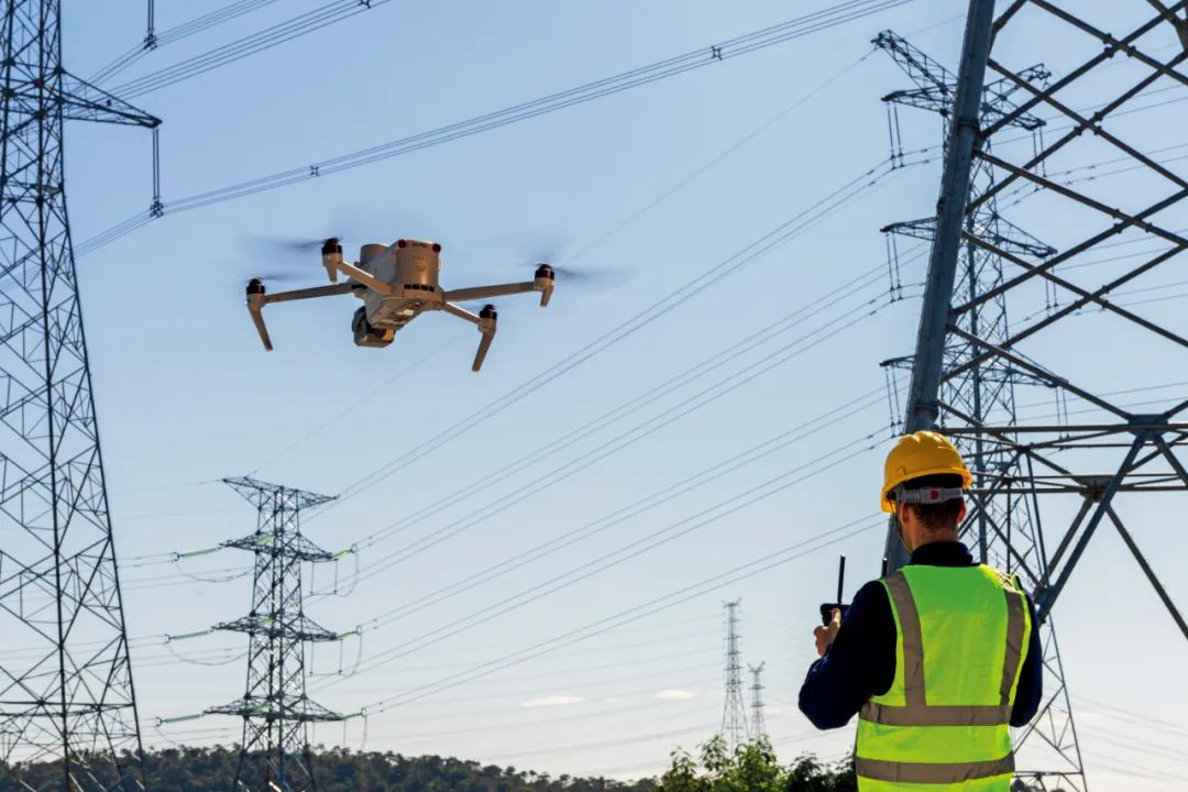 无人机研发制造企业道通智能的evo max在进行电力巡检.图/受访者提供