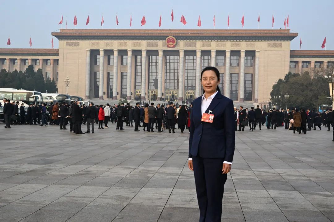 朱亚波:大棚里种出"幸福花"|全国人大_新浪财经_新浪网