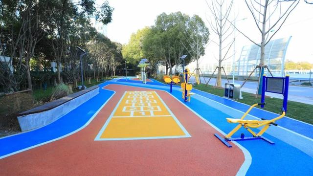 这个家门口的公园开了!上新一批智能化健身器械,还有