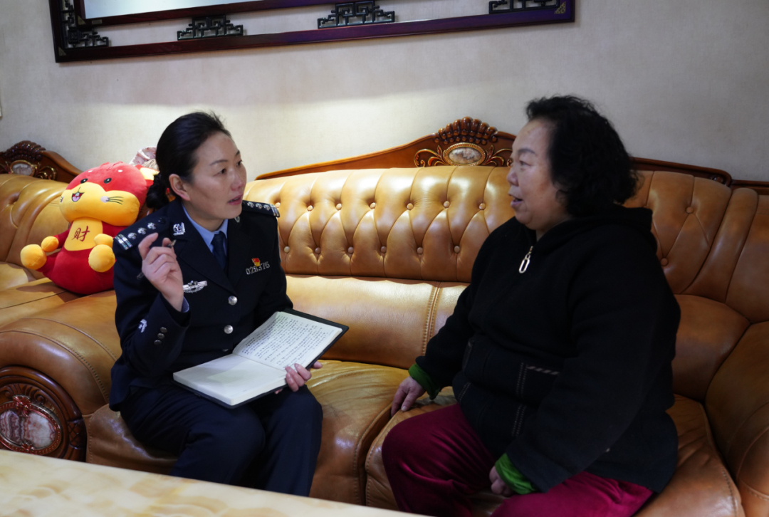 郭淑琴到群众家里走访.