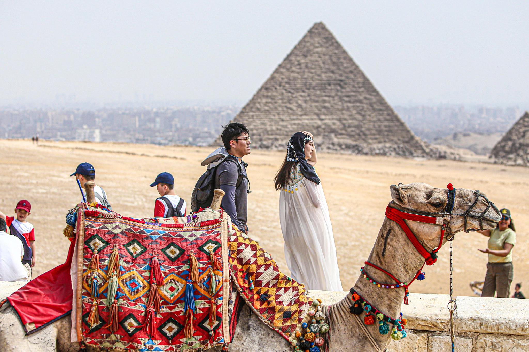 2023年10月4日，中国游客在埃及吉萨金字塔景区游览 图片来源：新华社