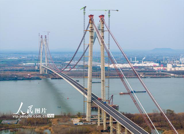 56%)】; 日前,南京仙新路过江通道施工现场一片繁忙景象,建设者正在
