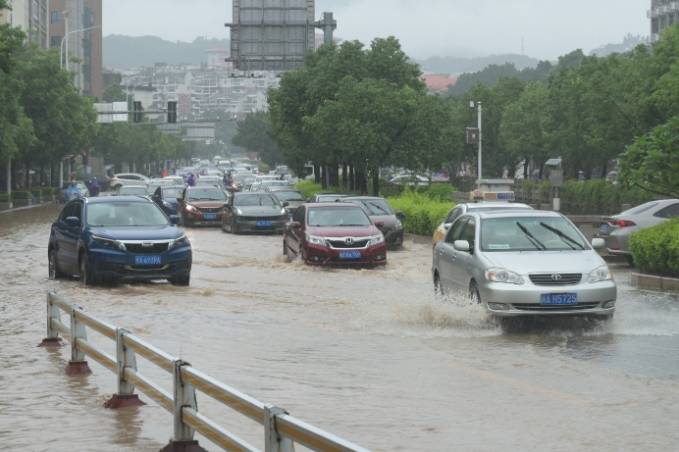 受台风"海葵"影响,福州遭遇持续性强降雨 图片来源:新华社记者 林善传