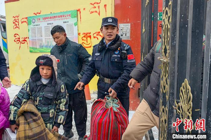 高原开学季 西藏阿里日土移民管理警察护送学生返校