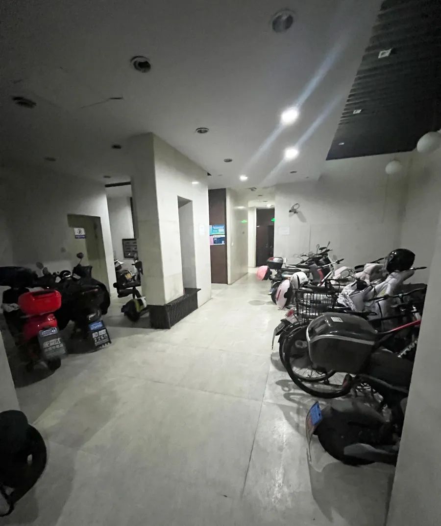 上海不少小区也有！架空层停满电瓶车，而地下车库却很空？居民：晚上楼道电梯厅全是…|电动自行车_新浪财经_新浪网