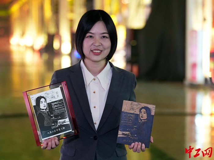 非遗雕刻师为大国工匠送上木刻版画人物肖像|工匠_新浪财经_新浪网