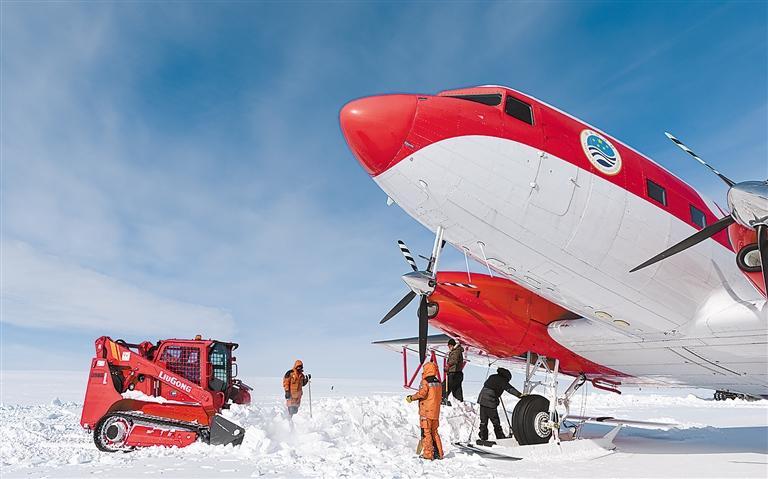 2月6日,暴风雪后,中国第40次南极考察队员为"雪鹰601"清理积雪.