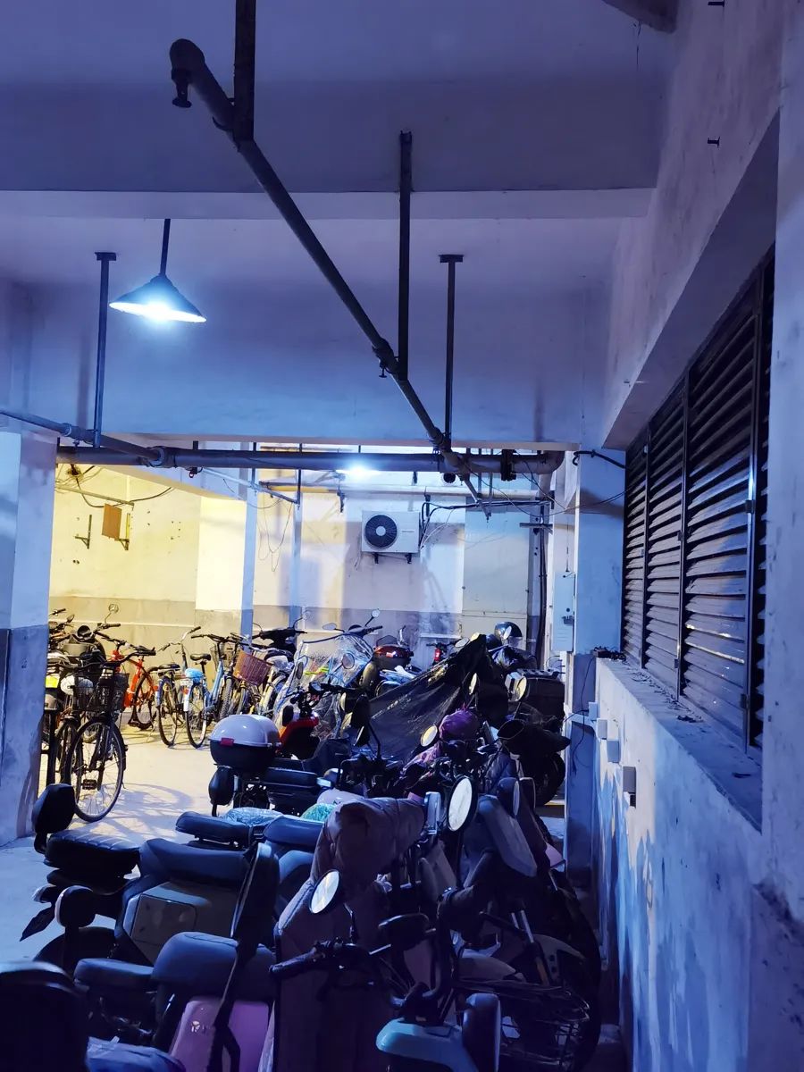 尽管装有了喷淋,手动防火卷帘门等消防设施,但居民们对于电动自行车