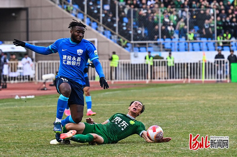 联赛全面展开,在首轮较量中,主场作战的沧州雄狮队多次错失破门良机