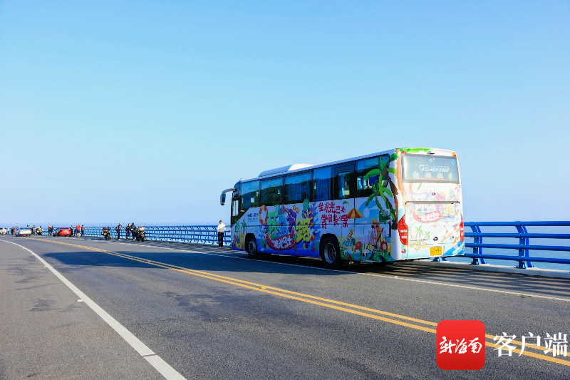 海南环岛旅游公路观光巴士。海汽集团供图