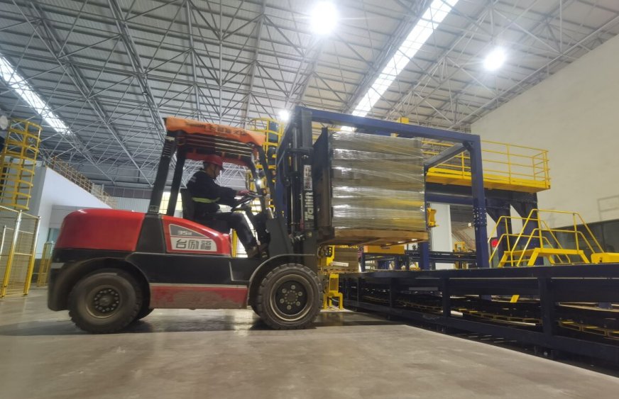 2月27日,武安新峰循环经济产业投资发展有限公司工作人员用叉车运输